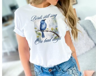 Pájaro en acuarela PNG digital: los pájaros todavía cantan en los días malos. Arte imprimible inspirador. PNG de alta resolución para decoración del hogar, regalos y más