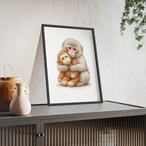 Può includere: Una stampa incorniciata con un'illustrazione dettagliata di una scimmia delle nevi che abbraccia una scimmia di peluche. La scimmia delle nevi ha una pelliccia grigio chiaro e una faccia rosa, mentre la scimmia di peluche è marrone.