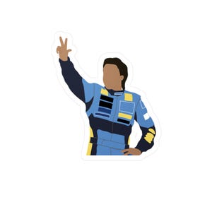 Op de afbeelding: Een sticker met een gestileerde illustratie van een persoon in een blauw-zwart racepak, die het vredesteken maakt. De figuur heeft een bruine huid en donker haar. Gele accenten zijn zichtbaar op het pak.