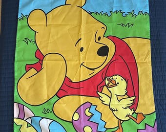 Bandera vintage de Winnie the Pooh Feliz Pascua para interiores y exteriores, el patito de Pooh, 28" x 40" con etiqueta.