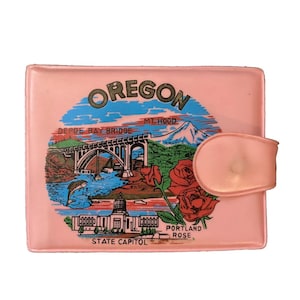 Cartera de recuerdo de plástico plegable para niños de color rosa de Oregón, década de 1970