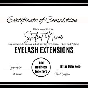 Puede incluir: Un certificado de finalización en blanco y negro para Extensiones de Pestañas. El certificado indica que "Nombre del Estudiante" ha completado con éxito toda la capacitación para Extensiones de Pestañas Clásicas, Híbridas y de Volumen. El certificado tiene espacio para una firma, la fecha de finalización y un logotipo comercial.
