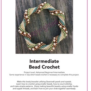 K&ouml;nnte beinhalten: Nahaufnahme eines Armbands im Wald-Design, das mit Swarovski-Perlen und Kristallen besetzt ist. Das Armband hat ein Spiraldesign mit Perlen in Gr&uuml;n-, Gold- und Braunt&ouml;nen. Der Text "Woodland Bracelet" und "Intermediate Bead Crochet" befindet sich oben im Bild.