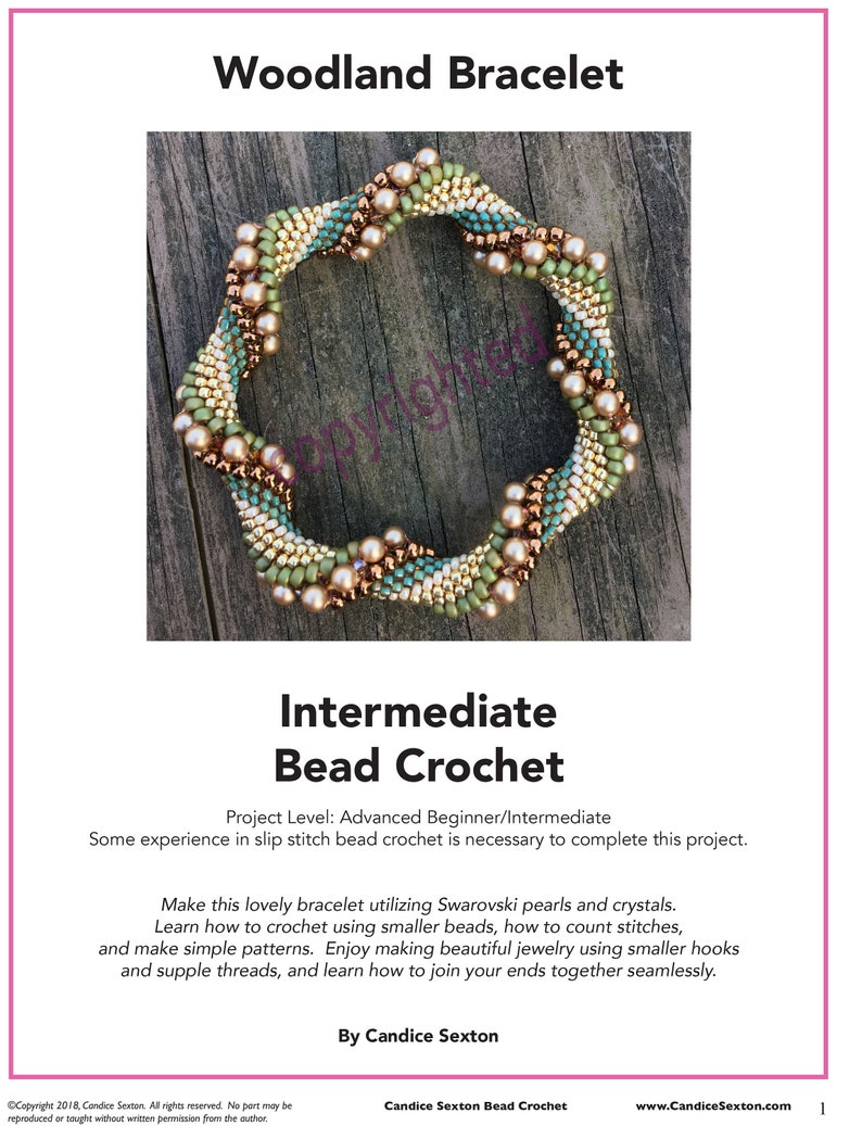 K&ouml;nnte beinhalten: Nahaufnahme eines Armbands im Wald-Design, das mit Swarovski-Perlen und Kristallen besetzt ist. Das Armband hat ein Spiraldesign mit Perlen in Gr&uuml;n-, Gold- und Braunt&ouml;nen. Der Text "Woodland Bracelet" und "Intermediate Bead Crochet" befindet sich oben im Bild.