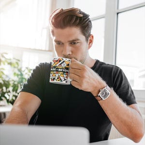 Kaffeebecher aus lebhafter geometrischer Keramik: Kunstinspiriertes Wohndekor