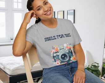 Lustiges Lächeln Kamera T-Shirt, lustiges Fotografie T-Shirt, glückliche Stimmung Shirt, cooles grafisches T-Shirt, Geschenk für Erwachsene, Unisex Softstyle Shirt