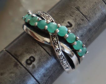 Storlek 7 1/2 Smaragd 3 mm Stenar Fantastisk Cocktailring i Sterling Silver