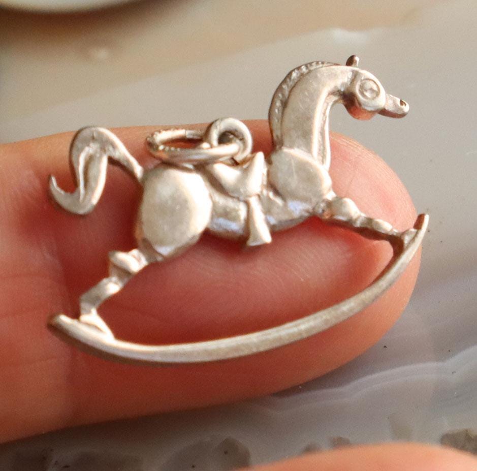 Breloque Vintage Cheval à Bascule - Argent 925 Poinçonné - Dimensions 18x16mm - Occasion Portée