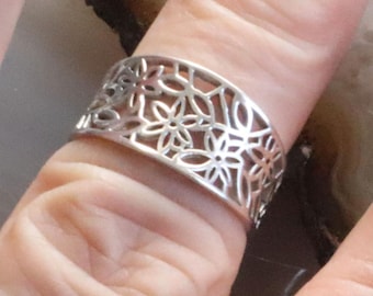 Anillo vintage de plata de ley con diseño floral calado, talla 7