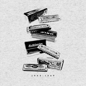Può includere: Immagine in bianco e nero di diverse armoniche e delle loro custodie. Le custodie presentano scritte come "HIGHWAY 61 REVIS", "BLOWIN' IN THE", "WIND", "It's All Over Now", "BABY BLUES", "GIRL" e "NORTH COUNTRY". Il testo "1963 - 1969" è in basso.