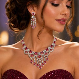 Conjunto de joyas nupciales de color rojo rubí: collar y pendientes de circonita cúbica, gargantilla de piedra roja radiante, conjunto de joyas nupciales indias con circonita cúbica talla esmeralda.