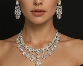 Set di gioielli da sposa scintillanti con zirconi a forma di goccia: collana e orecchini da sposa in argento.