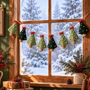 K&ouml;nnte beinhalten: Eine H&auml;kelgirlande mit acht dreieckigen Weihnachtsb&auml;umen in abwechselnden Dunkel- und Hellgr&uuml;nt&ouml;nen, die jeweils mit einer kleinen roten Schleife und wei&szlig;en Perlen verziert sind und an einer d&uuml;nnen braunen Schnur vor einem Fenster h&auml;ngen.