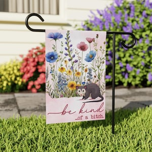Bandera de jardín "Sé un poco perra", linda bandera de zarigüeya con flores silvestres, bandera de verano con frase sarcástica divertida, bandera de jardín con humor y consejos sobre la basura