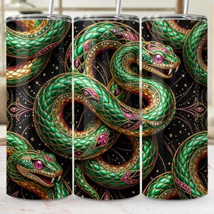 Peut inclure: Ensemble de trois gobelets en acier inoxydable avec un motif de serpent. Les serpents sont vert émeraude avec des accents dorés et roses, sur fond noir. Le motif présente des détails complexes et un motif décoratif.
