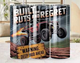 Op de afbeelding: Een tumbler met een afbeelding van een rood-zwarte off-road voertuig dat over een aarden wal springt. De tumbler heeft de tekst "BUILT FOR RUTS AND REGRET" en een waarschuwingsbord met de tekst "WARNING: DEEP MUD AHEAD".