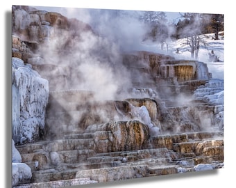 Könnte beinhalten: Ein Foto einer geothermalen Landschaft mit gestuften, mineralreichen Formationen. Dampf steigt aus dem warmen Wasser auf und erzeugt eine dunstige Atmosphäre. Die Formationen sind eine Mischung aus Beige, Braun und Weiß, mit Schnee- und Eisflecken.