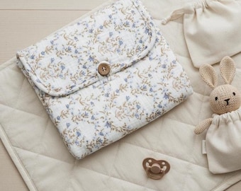 Cambiador portátil, bolsa de pañales esencial para viajes, idea de regalo, diseño floral azul marino, reverso impermeable, tela de rizo, muselina orgánica para bebé