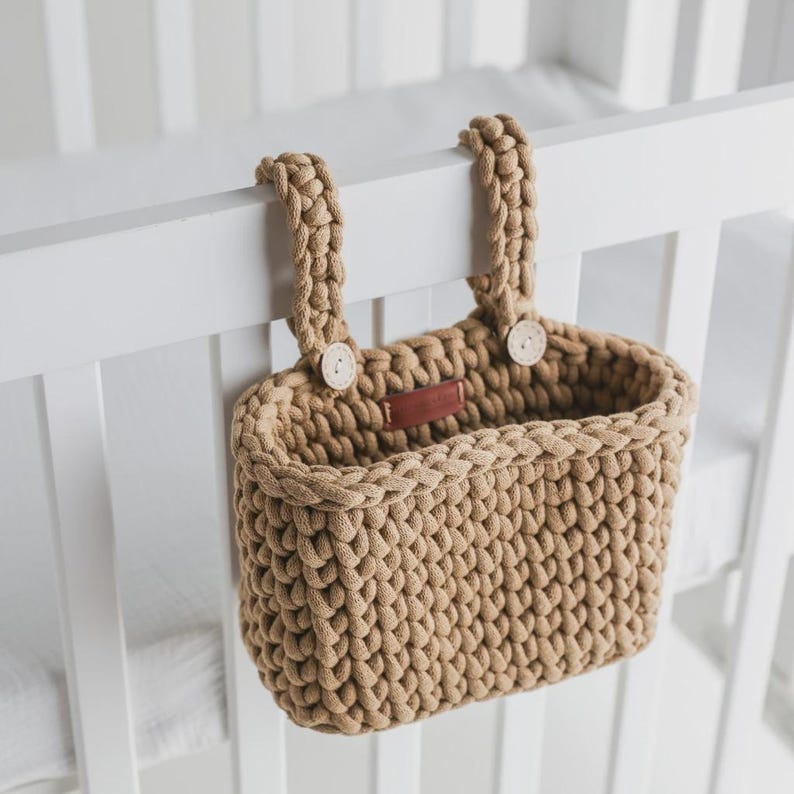 Gebreide opberger voor wieg Kwekerij opbergoplossing Handgemaakte babycaddy Luieraankleedkussen Accessoire Nachtkastje Essentiële houder Ophangmand afbeelding 7