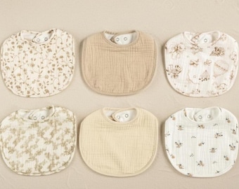 Il set di bavaglini biologici per neonati include un bavaglino in morbida mussola, un design elegante, un retro in pile assorbente in cotone, un accessorio per neonati, un regalo per baby shower.