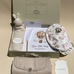 Coffret cadeau Dreamy Days pour nouveau-né sans distinction de sexe, avec livre de souvenirs pour bébé, couverture en mousseline, édredon doux, matelas à langer, carte souvenir