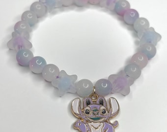 Pulsera con dijes de cuentas moradas