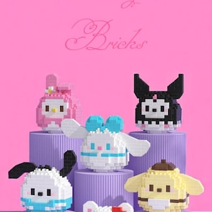 Peut inclure: Plusieurs figurines de personnages colorés et pixélisés, dont My Melody rose, Cinnamoroll blanc et Kuromi noir. Les figurines sont exposées sur des socles violets sur fond rose. Le texte "Kitty Bricks" est en haut.