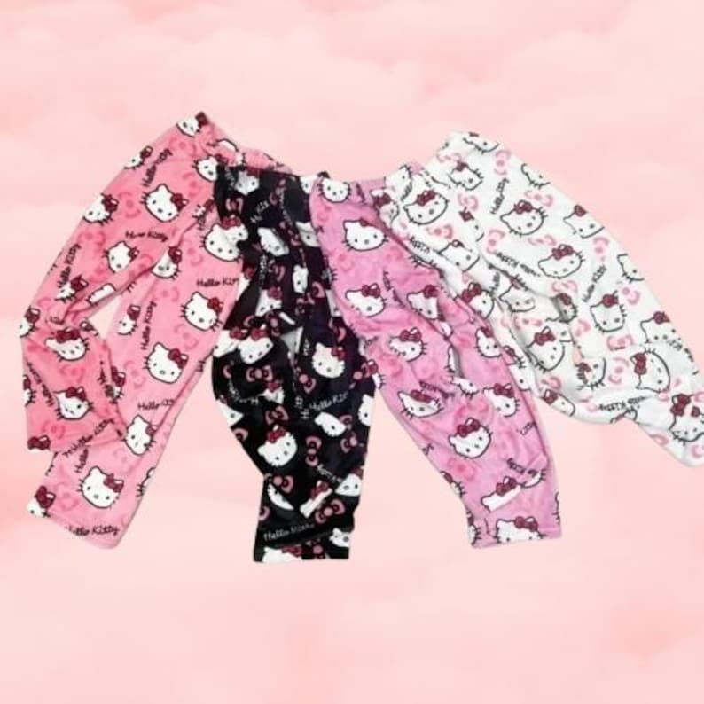Pu&ograve; includere: Tre paia di pantaloni da pigiama Hello Kitty rosa, neri e bianchi. I pantaloni sono realizzati in tessuto morbido e soffice e presentano un motivo ripetitivo di Hello Kitty.