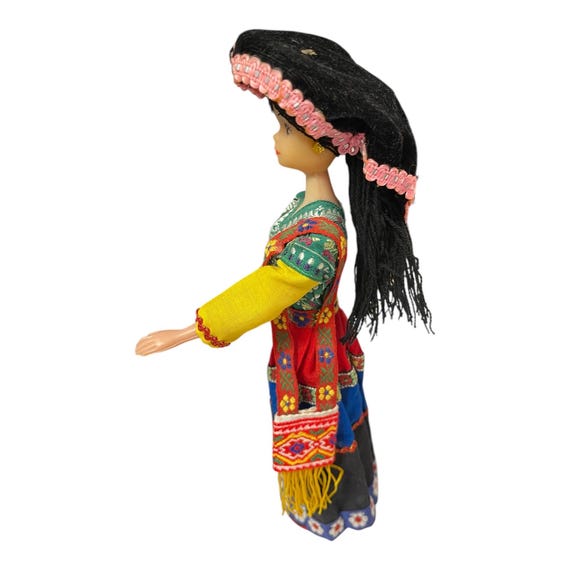 カラフルな伝統衣装の人形