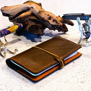 Mazama: funda de cuero de primera calidad hecha a mano para diarios de notas de campo y pasaporte, con bolsillo para efectivo y fundas para tarjetas de crédito