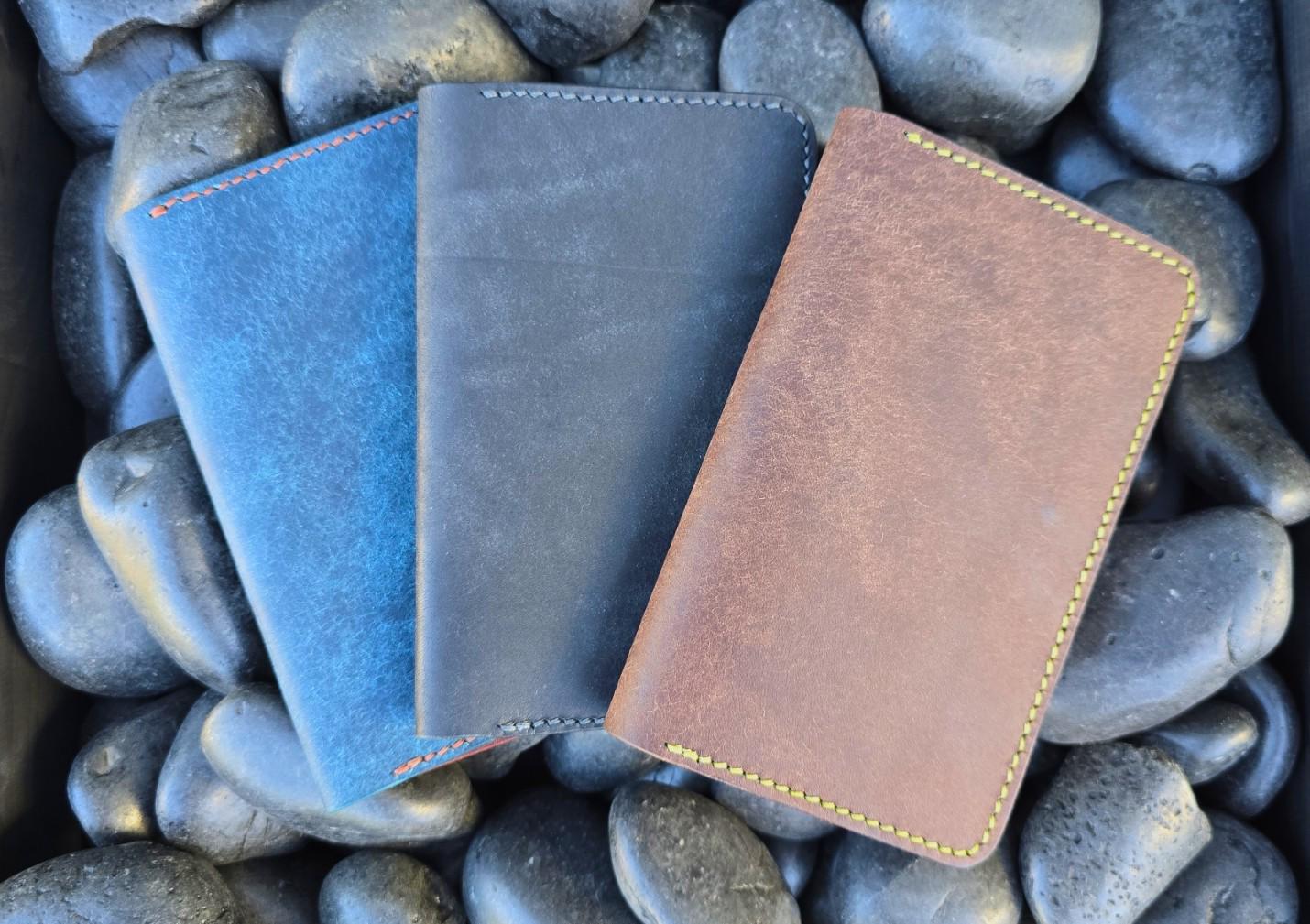 The Ranger - Funda para notas de campo/pasaporte, hecha a mano con cuero Pueblo italiano, muchas opciones de colores disponibles.