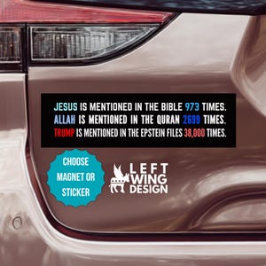 Może przedstawiać: Prostokątna naklejka na zderzak z czarnym tłem i białym tekstem: JESUS IS MENTIONED IN THE BIBLE 973 TIMES. ALLAH IS MENTIONED IN THE QURAN 2699 TIMES. TRUMP IS MENTIONED IN THE EPSTEIN FILES 38,000 TIMES. Zawiera niebieskie logo w kształcie gwiazdy.