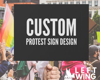 Może przedstawiać: Czarny znak z białym tekstem "CUSTOM PROTEST SIGN DESIGN" jest trzymany w tłumie. Tęczowa flaga i ludzie są w tle. Słowa "LEFT WING DESIGN" są widoczne na torbie.