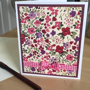 Carte fleurie avec noeud - fête des mères, anniversaire - réalisée à la main - carte double 12 x 15 cm + enveloppe