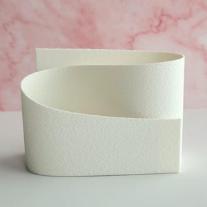 S-Shaped Vanity Organizer – Minimalist Bathroom Holder for Makeup Brushes & Lipsticks – Modern Countertop Storage