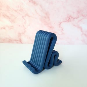 Modern Wavy Phone Stand for Desk, Unique Static Mobile Holder, Minimalist Decorative Smartphone Cradle, Stylish Phone Display Stand