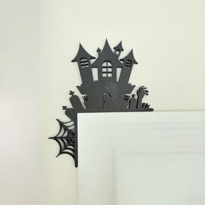 Haunted House Halloween Door Corner Decor – Spooky Door Topper, Funny Haunted House Gift, Gothic Halloween Decor, Door Frame Accent
