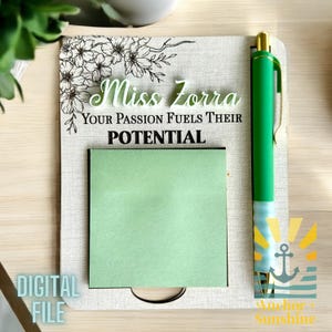 Könnte beinhalten: Ein hölzerner Schreibtisch-Organizer mit einem grünen Stift, einem Haftnotizblock und dem Text "Miss Zorra Your Passion Fuels Their POTENTIAL".
