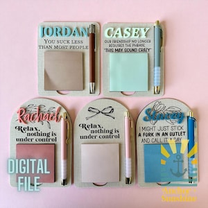 Könnte beinhalten: Eine Sammlung personalisierter Notizblockhalter mit Stiften. Jeder Halter zeigt einen Namen, ein humorvolles Zitat, einen Notizblock und einen Stift. Die Halter sind in verschiedenen Farben und Designs, mit den Worten "DIGITAL FILE" sichtbar.
