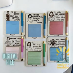 Puede incluir: Cinco tableros de notas de madera con ilustraciones retro de mujeres y textos humorísticos. Cada tablero incluye un bloc de notas adhesivas cuadrado en azul, rosa o verde y un bolígrafo a juego en azul, rosa, verde o melocotón en una ranura.