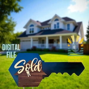 Può includere: Un cartello di legno a forma di chiave con la scritta "Sold" in oro, una piccola casa e due chiavi. Il cartello è posto su uno sfondo sfocato di una casa e erba verde. Le parole "Digital File" sono in alto a sinistra.