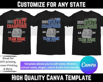 Può includere: T-shirt neri con design personalizzabili per i campioni statali. Ogni maglietta presenta "2025 STATE CHAMPIONS" con una grafica ad anello del campionato. Il testo include "TEAM NAME" e "TEAM SLOGAN". L'immagine include anche il testo "PERSONALIZZA PER QUALSIASI STATO".