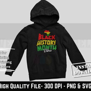 Puede incluir: Sudadera negra con la frase "BLACK HISTORY MONTH Vibes" en rojo, amarillo y verde. El diseño incluye un contorno de África en los mismos colores. La sudadera tiene un bolsillo delantero y una capucha. También incluye el texto "INSTANT DOWNLOAD".