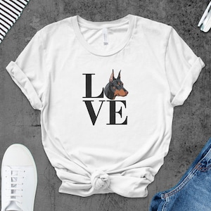 Camiseta &quot;Doberman Love&quot; para amantes de los perros, camiseta con arte único de Doberman, regalo perfecto para dueños de mascotas, camiseta de raza de perro, atuendo informal para fanáticos de las mascotas.