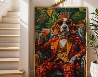 Könnte beinhalten: Ein gerahmter Kunstdruck mit einem Hund mit Sonnenbrille, Krone und floralem Anzug, der einen Cocktail hält. Der Hund sitzt in einem gemusterten Sessel vor einem Hintergrund aus üppigem Grün. Das Kunstwerk hat einen goldenen Rahmen.