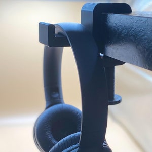 Adjustable stand/holder for headphones