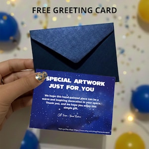Op de afbeelding: Een marineblauwe envelop met een wenskaart met de tekst "SPECIAL ARTWORK JUST FOR YOU". De kaart heeft een sterrenachtergrond en de tekst "FREE GREETING CARD" bovenaan. De Etsy shop URL staat onderaan.