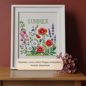 Può includere: Ricamo a punto croce incorniciato con un motivo floreale con papaveri rossi, margherite bianche e lavanda viola. La parola "SUMMER" è ricamata in alto. Il testo "Summer cross stitch Poppy embroidery Instant download" è in basso.
