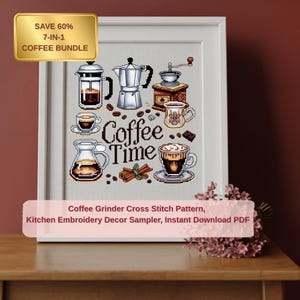 Peut inclure: Motif de point de croix encadré, avec des illustrations sur le thème du café : une cafetière à piston, une cafetière italienne, un moulin à café et diverses tasses. Les mots "Coffee Time" sont mis en évidence. Une bannière dorée indique "SAVE 60% 7-IN-1 COFFEE BUNDLE".