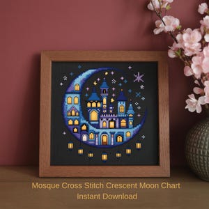 Könnte beinhalten: Kreuzstich-Kunst eines Schlosses in einem Halbmond, in Holz gerahmt. Das Schloss ist detailliert mit blauen, lila und gelben Farbtönen, mit hängenden Laternen. Der Text "Mosque Cross Stitch Crescent Moon Chart Instant Download" befindet sich unten.